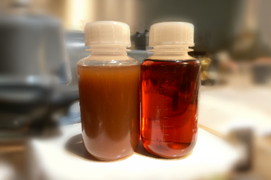水分とスラッジが混入した作動油